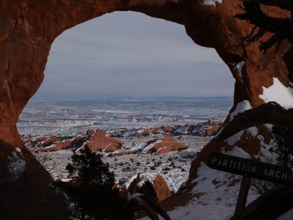 O Partition Arch forma uma incrível janela para a fabulosa paisagem do Arches National Park, perto de Moab, em Utah, nos Estados Unidos